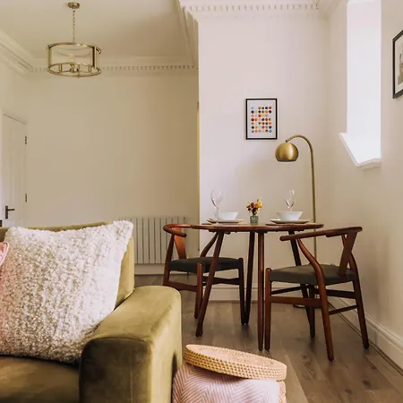 דירה The Wild Nook - Luxury With Gardens And Tennis באונס-און-ווינדרמיר